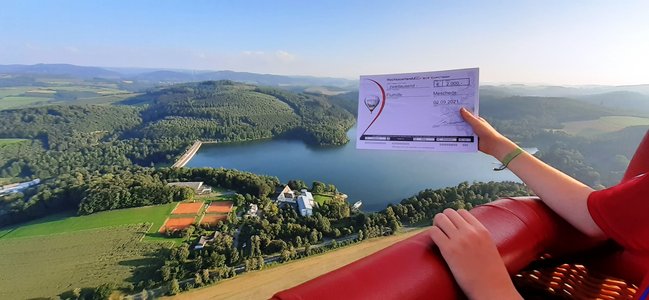 Foto: Scheckübergabe an Bord eines Heißluftballons